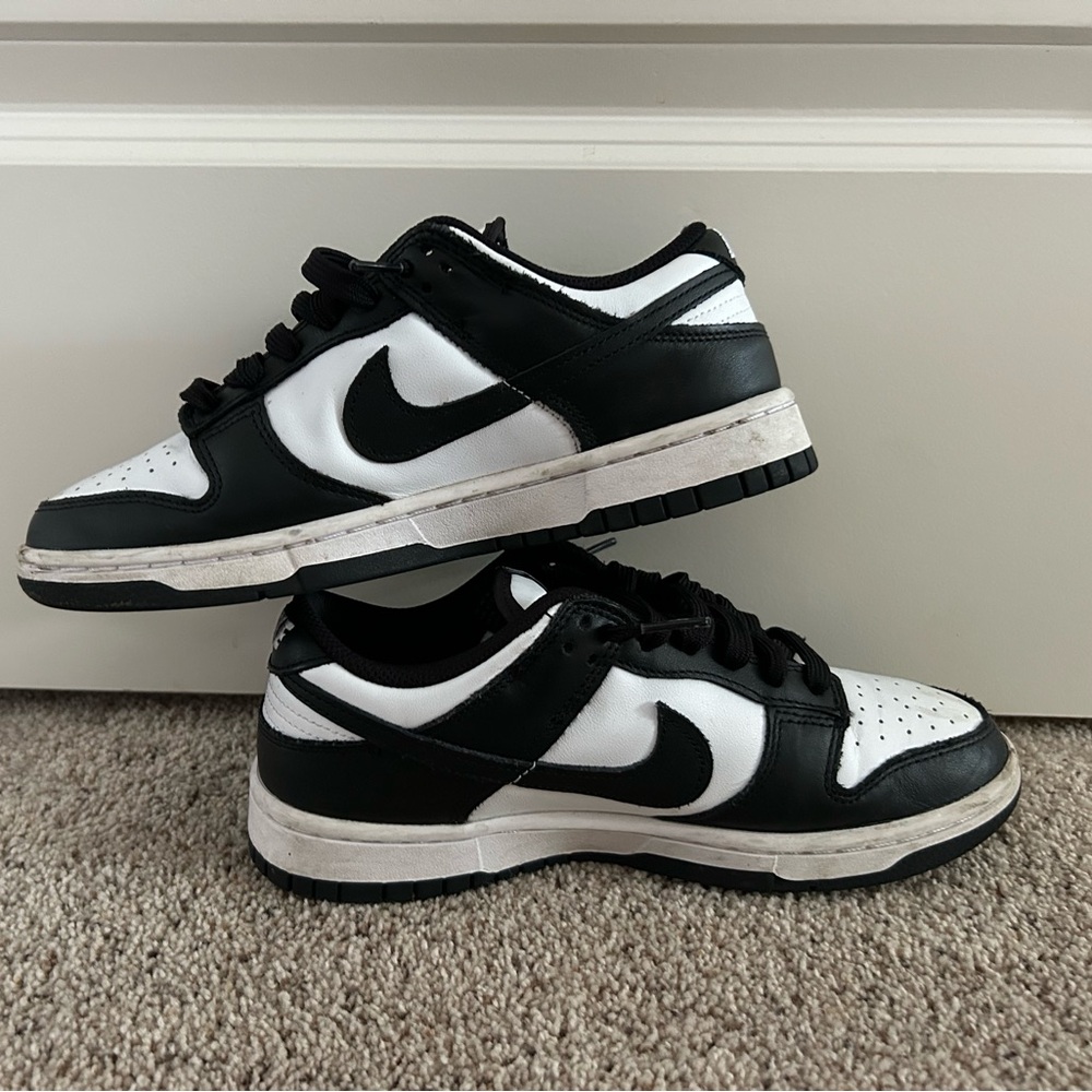 Nike Womens Black and White Low Top Sneakers